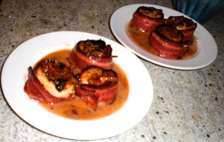 bacon-wrapped-scallops-served-2