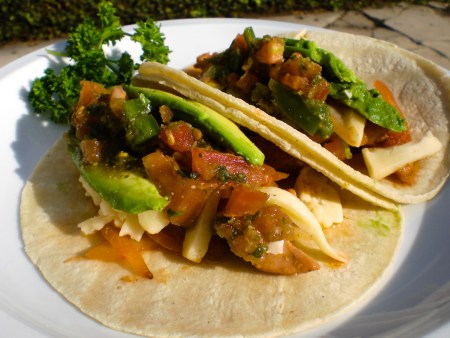 Serve senoritas bonitas fajitas 