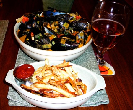 mussels-served-w-fries