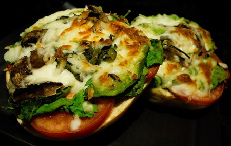 bagel-pizza-served-3