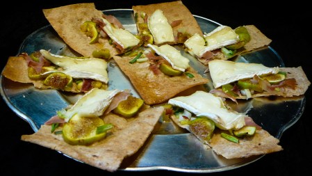 fig brie prosciutto pizza served 2